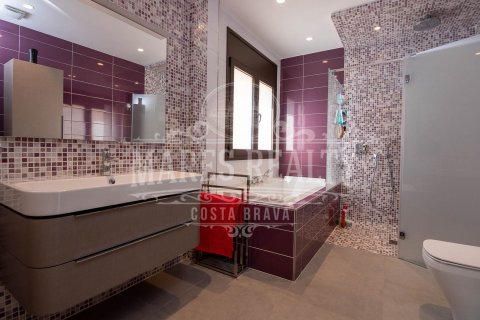 Villa de 6 dormitorios en venta en Lloret de Mar, Gerona, Cataluña, Spain № 988 - foto 10