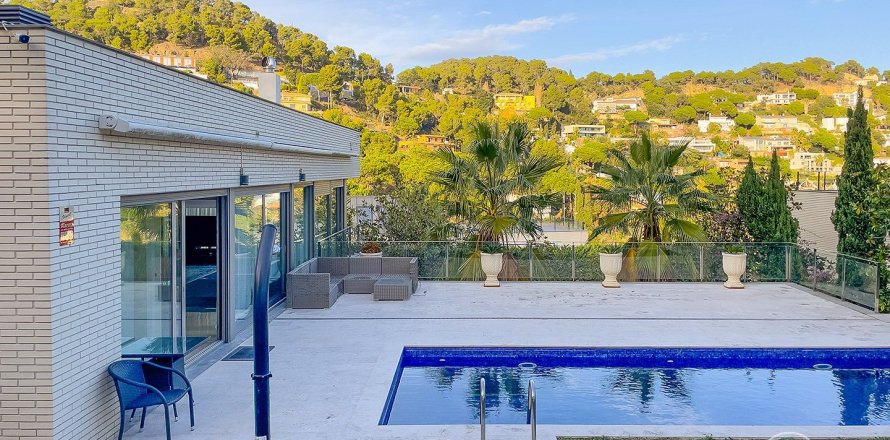 Villa de 4 dormitorios en venta en Blanes, Gerona, Cataluña, Spain № 983