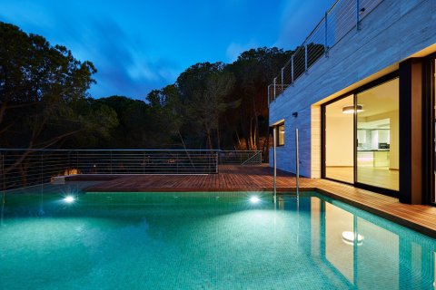 Villa de 4 dormitorios en venta en Lloret de Mar, Gerona, Cataluña, Spain № 986 - foto 20