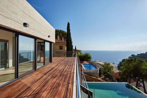 Villa de 4 dormitorios en venta en Lloret de Mar, Gerona, Cataluña, Spain № 986 - foto 6