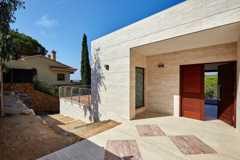 Villa de 4 dormitorios en venta en Lloret de Mar, Gerona, Cataluña, Spain № 986 - foto 3
