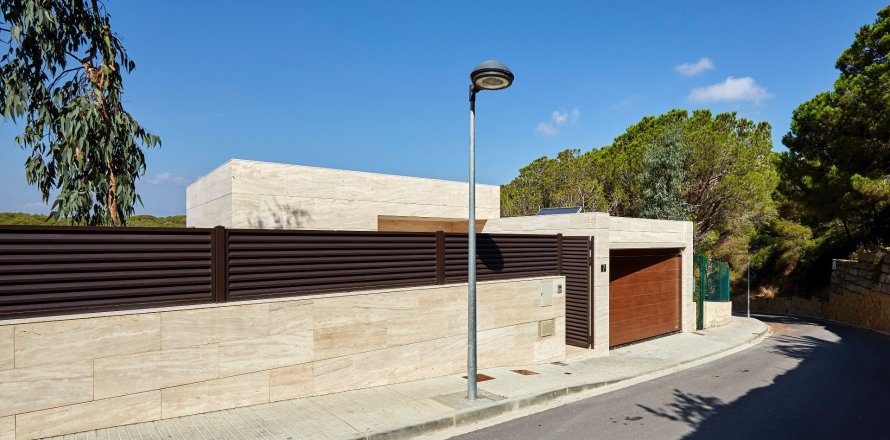 Villa de 4 dormitorios en venta en Lloret de Mar, Gerona, Cataluña, Spain № 986