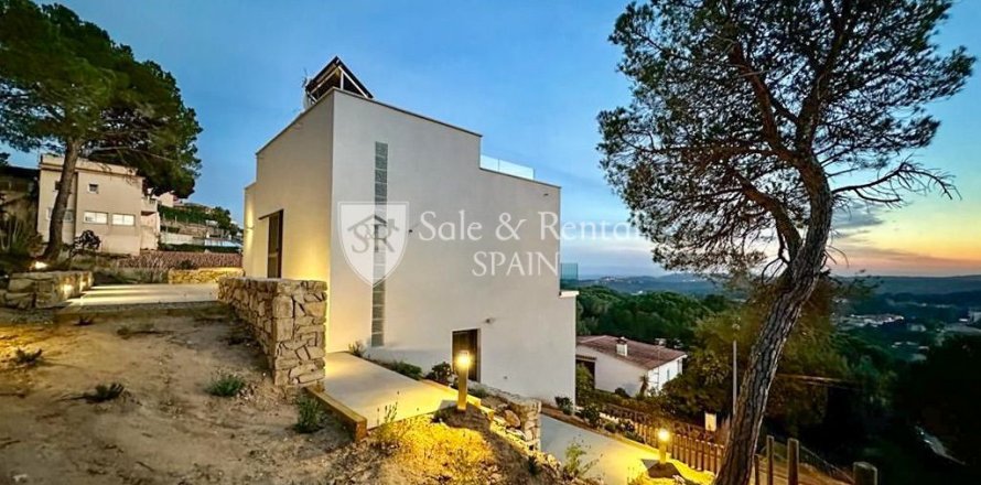 Сasa de 4 dormitorios en venta en Lloret de Mar, Gerona, Cataluña, Spain № 6749