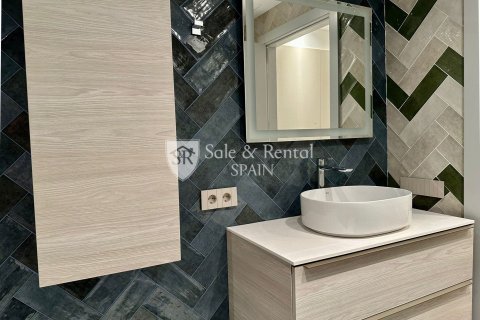 Сasa de 4 dormitorios en venta en Lloret de Mar, Gerona, Cataluña, Spain № 6749 - foto 11