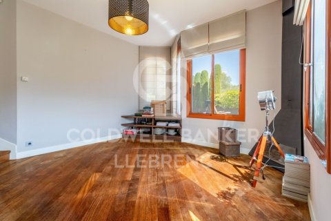 Сasa de 5 dormitorios en venta en Barcelona, Cataluña, Spain № 5910 - foto 9