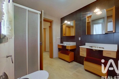Apartamento de 4 dormitorios en venta en El Vendrell, Tarragona, Cataluña, Spain № 4742 - foto 15