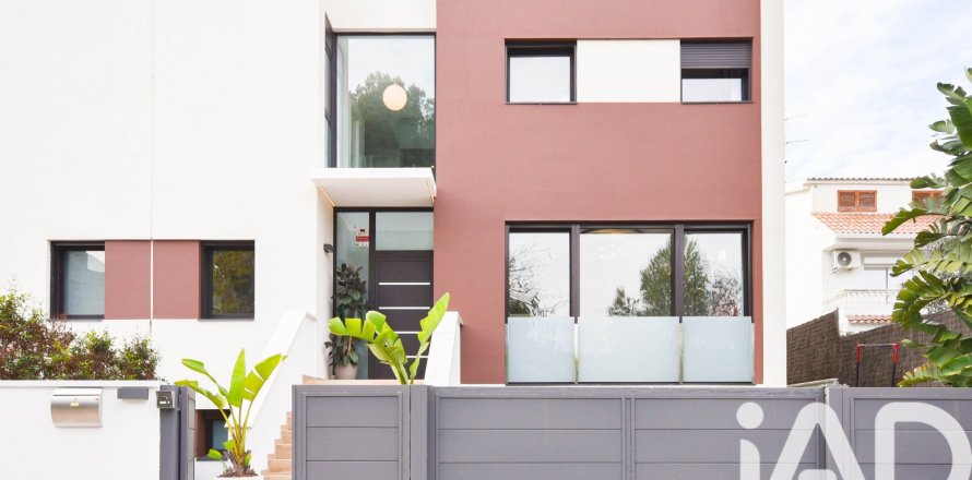 Casa adosada de 5 dormitorios en venta en Sant Pere de Ribes, Barcelona, Cataluña, Spain № 4737