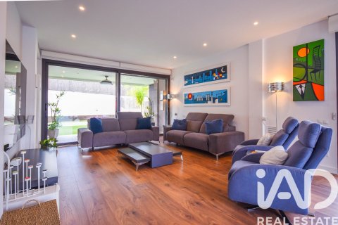 Casa adosada de 5 dormitorios en venta en Sant Pere de Ribes, Barcelona, Cataluña, Spain № 4737 - foto 5