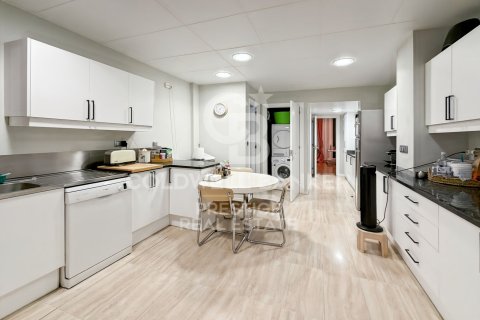 Apartamento de 5 dormitorios en venta en Barcelona, Cataluña, Spain № 7710 - foto 16