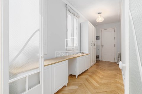 Apartamento de 2 dormitorios en venta en Barcelona, Cataluña, Spain № 4035 - foto 24