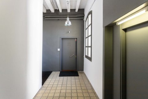 Apartamento de 2 dormitorios en venta en Barcelona, Cataluña, Spain № 1795 - foto 20