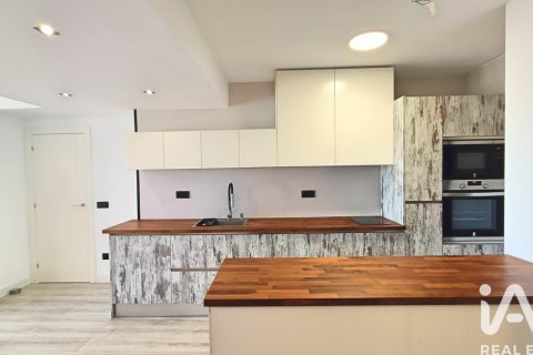 Apartamento de 4 dormitorios en venta en Vilanova i la Geltrú, Barcelona, Cataluña, Spain № 7423 - foto 30