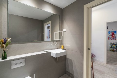 Apartamento de 3 dormitorios en venta en Barcelona, Cataluña, Spain № 3971 - foto 25