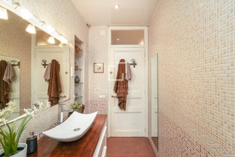 Apartamento de 3 dormitorios en venta en Barcelona, Cataluña, Spain № 3972 - foto 20