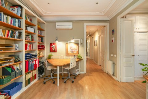 Apartamento de 3 dormitorios en venta en Barcelona, Cataluña, Spain № 3972 - foto 25