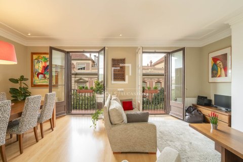 Apartamento de 3 dormitorios en venta en Barcelona, Cataluña, Spain № 3972 - foto 2