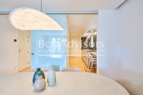 Apartamento de 4 dormitorios en venta en Barcelona, Cataluña, Spain № 2851 - foto 4