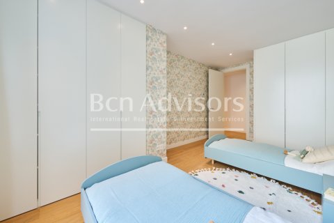 Apartamento de 4 dormitorios en venta en Barcelona, Cataluña, Spain № 2851 - foto 25