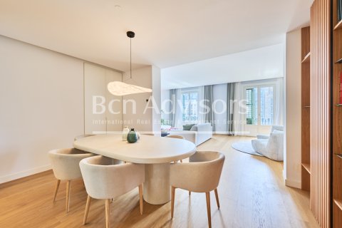 Apartamento de 4 dormitorios en venta en Barcelona, Cataluña, Spain № 2851 - foto 2