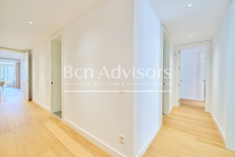Apartamento de 4 dormitorios en venta en Barcelona, Cataluña, Spain № 2851 - foto 27