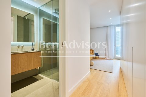Apartamento de 4 dormitorios en venta en Barcelona, Cataluña, Spain № 2851 - foto 28