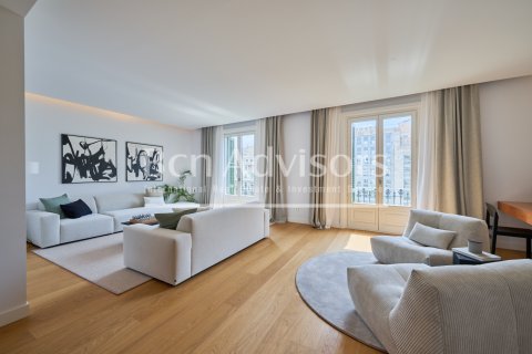 Apartamento de 2 dormitorios en venta en Barcelona, Cataluña, Spain № 2853 - foto 3