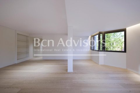 Apartamento de 4 dormitorios en venta en Barcelona, Cataluña, Spain № 2856 - foto 3