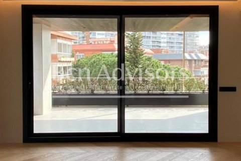 Apartamento de 4 dormitorios en venta en Barcelona, Cataluña, Spain № 2856 - foto 2