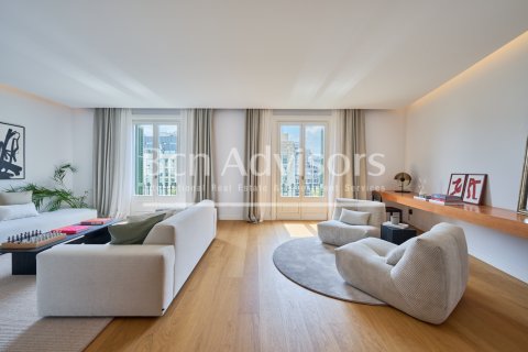 Apartamento de 2 dormitorios en venta en Barcelona, Cataluña, Spain № 2852 - foto 2