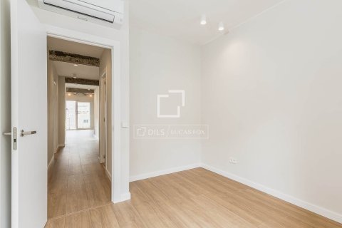 Apartamento de 3 dormitorios en venta en Barcelona, Cataluña, Spain № 4179 - foto 24