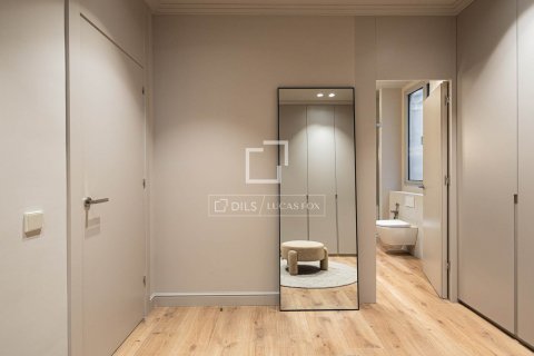 Apartamento de 4 dormitorios en venta en Barcelona, Cataluña, Spain № 8788 - foto 26