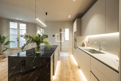 Apartamento de 4 dormitorios en venta en Barcelona, Cataluña, Spain № 8788 - foto 12