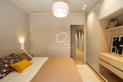 Apartamento de 4 dormitorios en venta en Barcelona, Cataluña, Spain № 8788 - foto 27