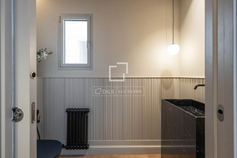 Apartamento de 4 dormitorios en venta en Barcelona, Cataluña, Spain № 8788 - foto 18