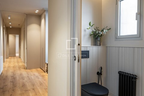 Apartamento de 4 dormitorios en venta en Barcelona, Cataluña, Spain № 8788 - foto 17