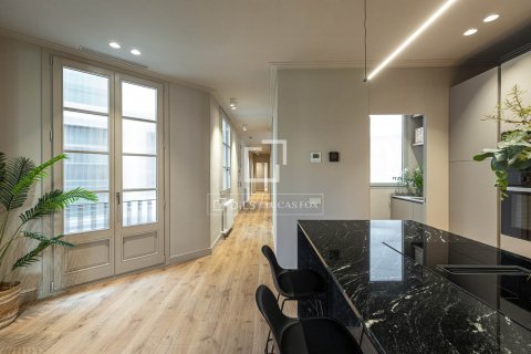 Apartamento de 4 dormitorios en venta en Barcelona, Cataluña, Spain № 8788 - foto 14