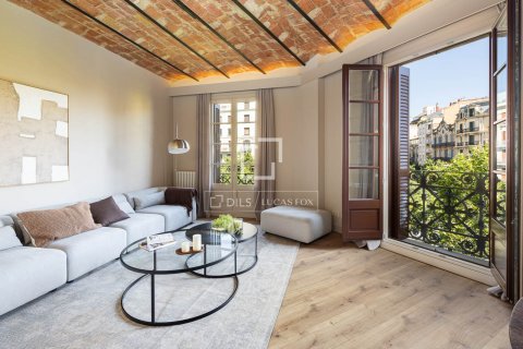 Apartamento de 4 dormitorios en venta en Barcelona, Cataluña, Spain № 8788 - foto 2