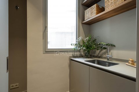 Apartamento de 4 dormitorios en venta en Barcelona, Cataluña, Spain № 8788 - foto 15