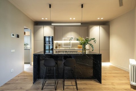 Apartamento de 4 dormitorios en venta en Barcelona, Cataluña, Spain № 8788 - foto 11