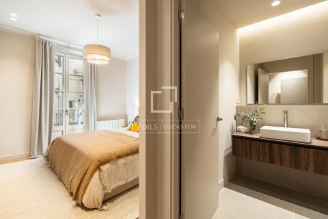 Apartamento de 4 dormitorios en venta en Barcelona, Cataluña, Spain № 8788 - foto 20
