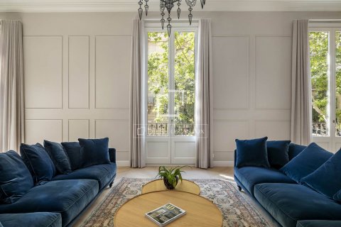 Apartamento de 3 dormitorios en venta en Barcelona, Cataluña, Spain № 8794