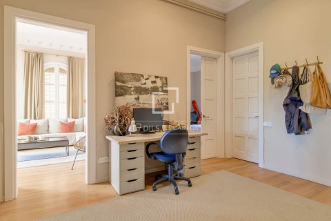 Apartamento de 3 dormitorios en venta en Barcelona, Cataluña, Spain № 8790 - foto 5