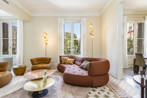 Apartamento de 3 dormitorios en venta en Barcelona, Cataluña, Spain № 6567 - foto 2