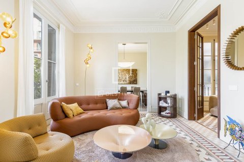 Apartamento de 3 dormitorios en venta en Barcelona, Cataluña, Spain № 6567 - foto 3