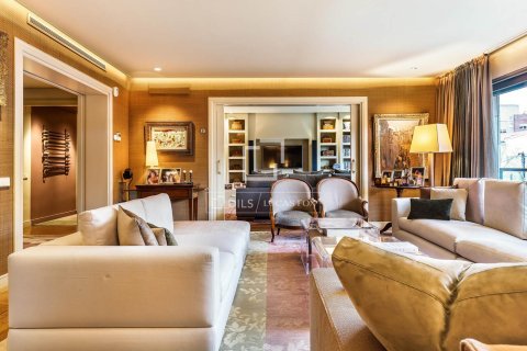 Apartamento de 5 dormitorios en venta en Barcelona, Cataluña, Spain № 4007 - foto 8