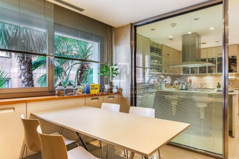 Apartamento de 5 dormitorios en venta en Barcelona, Cataluña, Spain № 4007 - foto 16