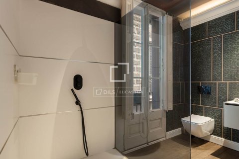 Apartamento de 2 dormitorios en venta en Barcelona, Cataluña, Spain № 4011 - foto 22