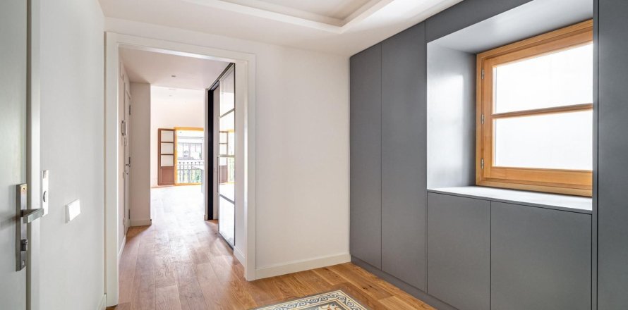 Apartamento de 3 dormitorios en venta en Trafalgar 72 Barcelona, Cataluña, Spain № 3423