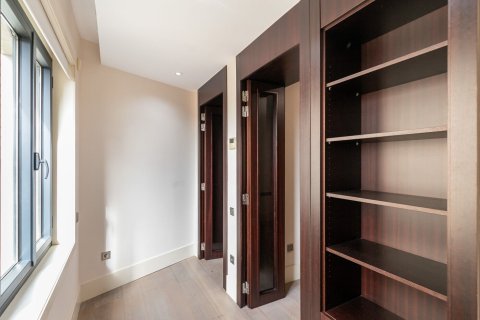 Apartamento de 3 dormitorios en venta en Barcelona, Cataluña, Spain № 1521 - foto 16