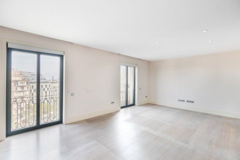 Apartamento de 3 dormitorios en venta en Barcelona, Cataluña, Spain № 1521 - foto 2